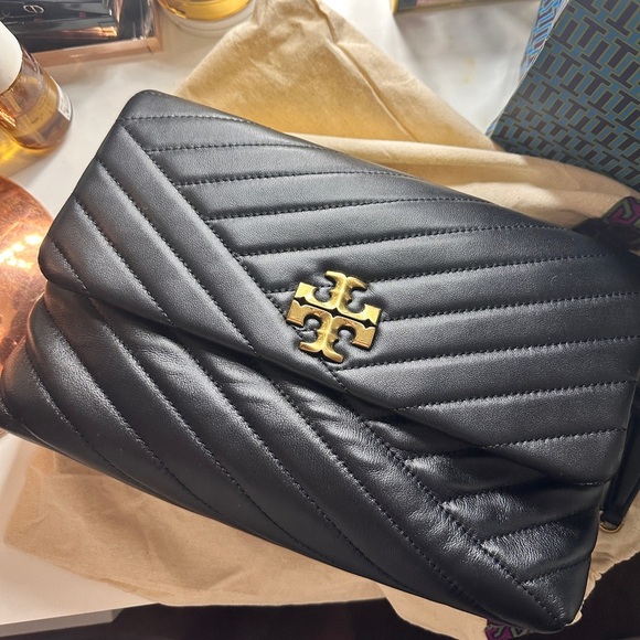 TORY BURCH KIRA CHEVRON CONVERTIBLE
SHOULDER BAG ((Authentic)) 2023 - Picture 7 of 16